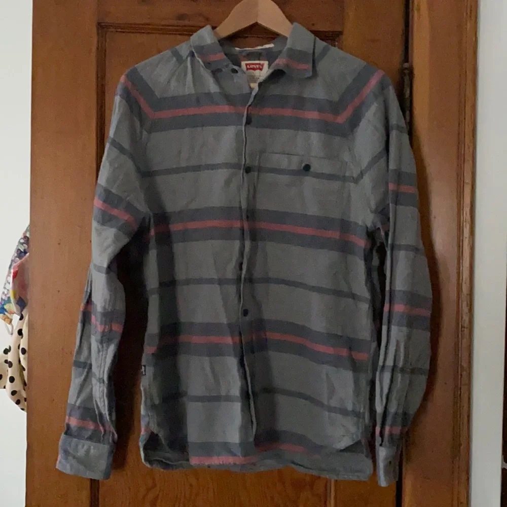 Levi’s cotton flannel button up shirt - standard fit. Size small petite. - Picture 1 of 7